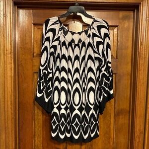 Medium SOL RHR Black & White Geometric Pattern Tunic Top with bell sleeves